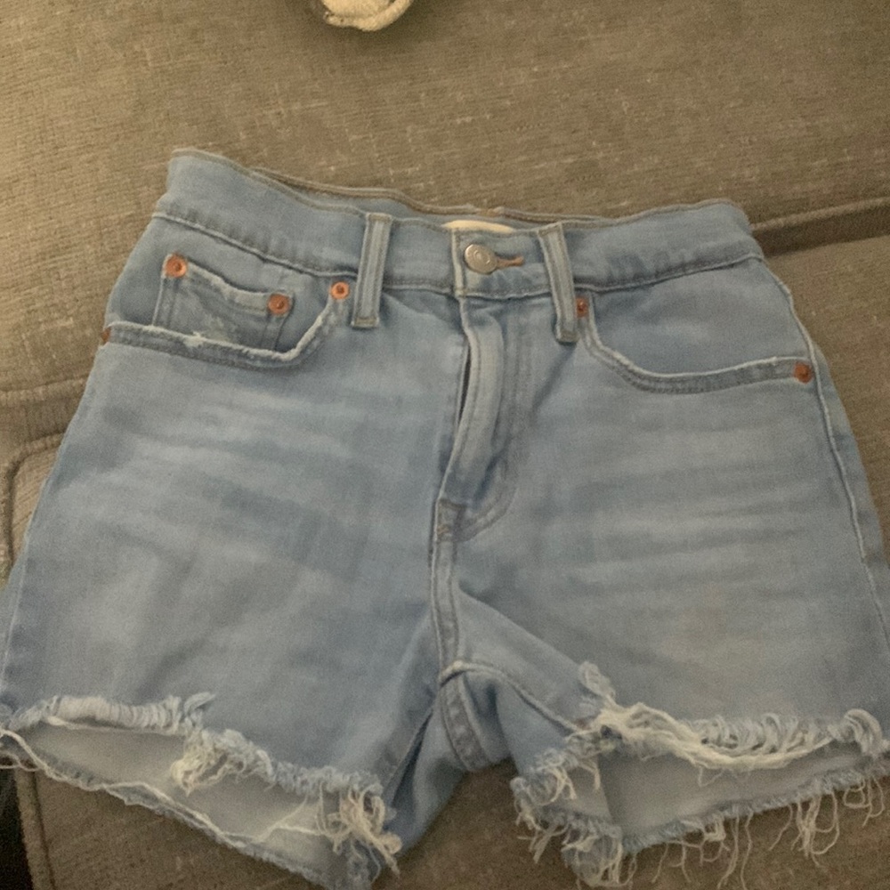 Levi’s cutoff shorts.